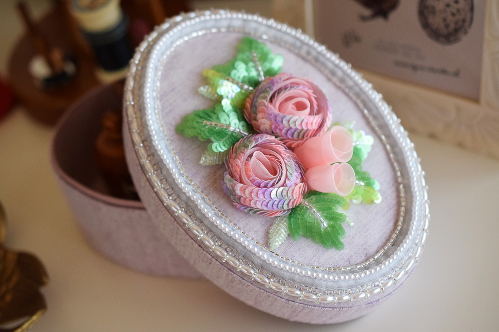 スパンコール刺繍のバラの箱