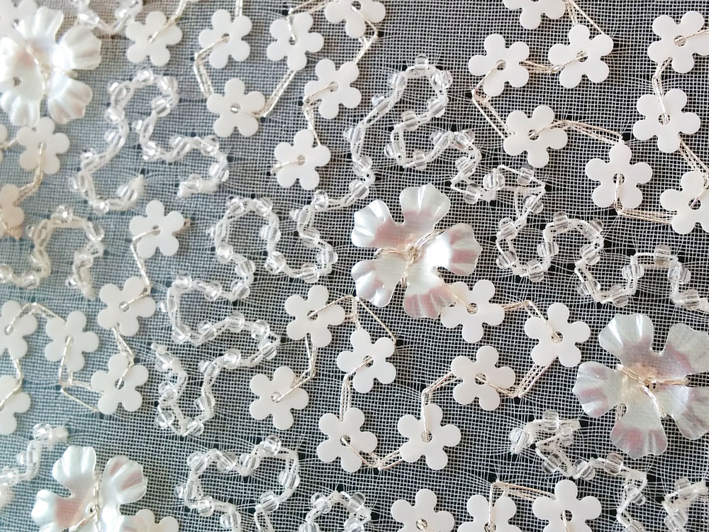 お花のスパンコール刺繍
