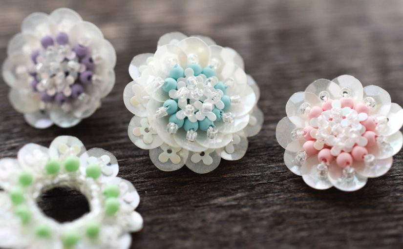 ビーズ刺繍で、お花スパンコールのアクセサリーのレシピ – 小さな手芸